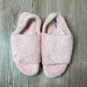 Steve Madden Fluffy Pink Faux Fur Slipper MISMATCHED SIZE 8/9 New